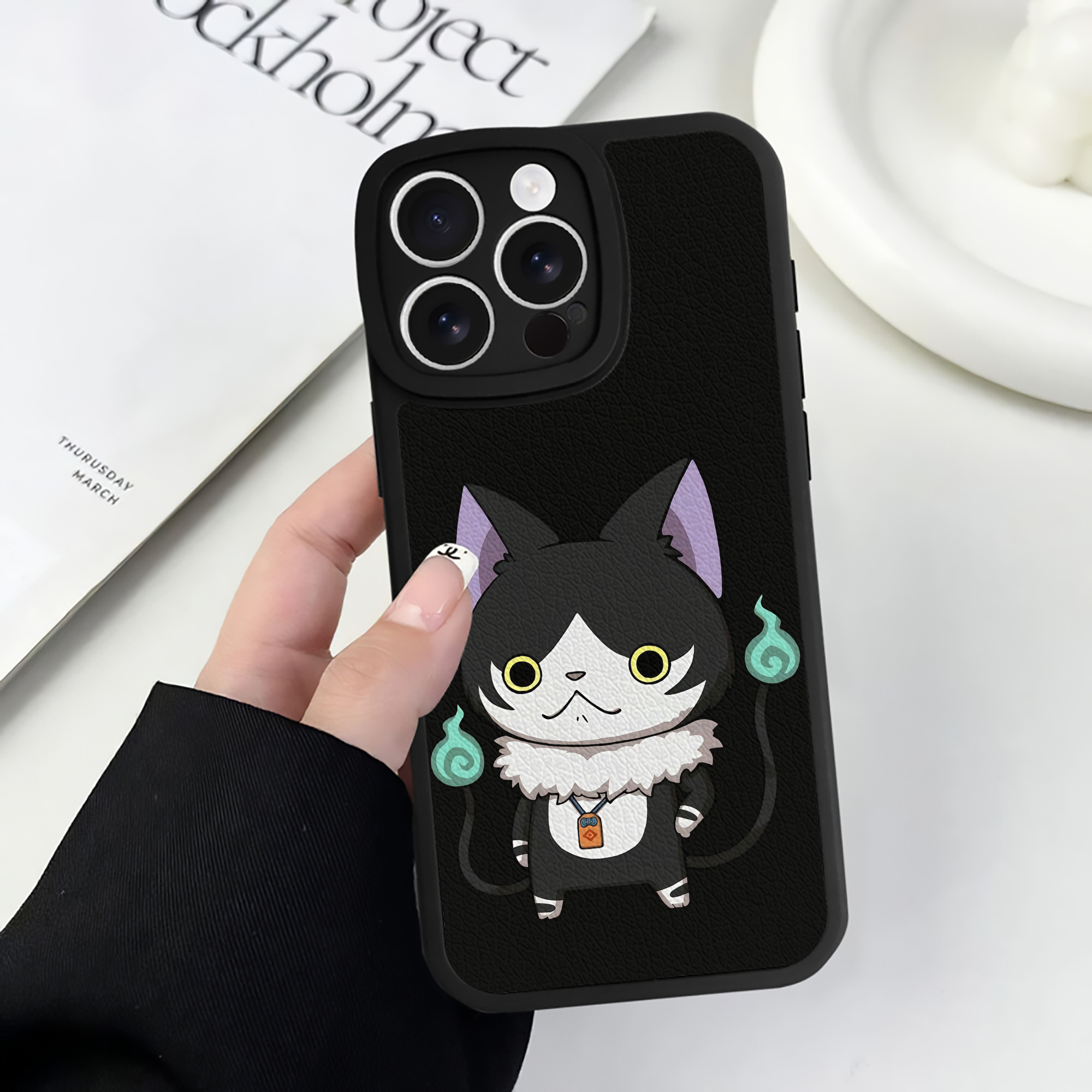 （画像用） 妖怪ウォッチ Yo-kai Watch 【iPhone 16シリーズ対応】シリコンスマホケース（レザー調） 材質：シリコン